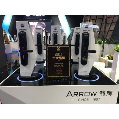 指纹锁是怎样供电的？待机的时间多久？